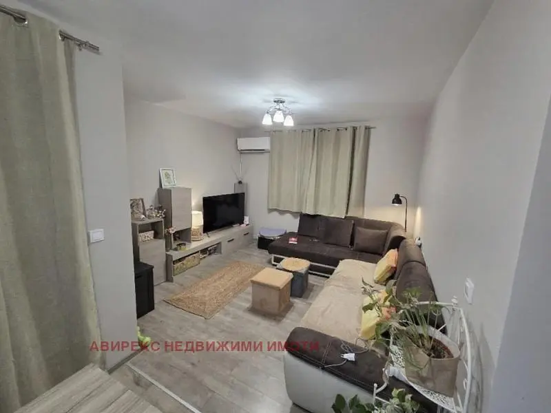 Dnevna soba; drveni pod, prirodno svjetlo, moderni stil, visoki plafoni