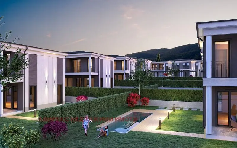 Kuhinja; kućanski aparati, drveni pod, prirodna svjetlost, moderan stil, renoviran