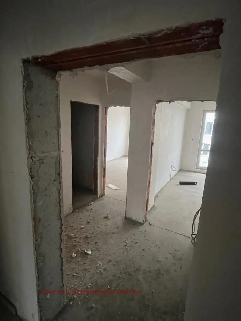 Salon; parquet, lumière naturelle, style moderne, hauteur sous plafond