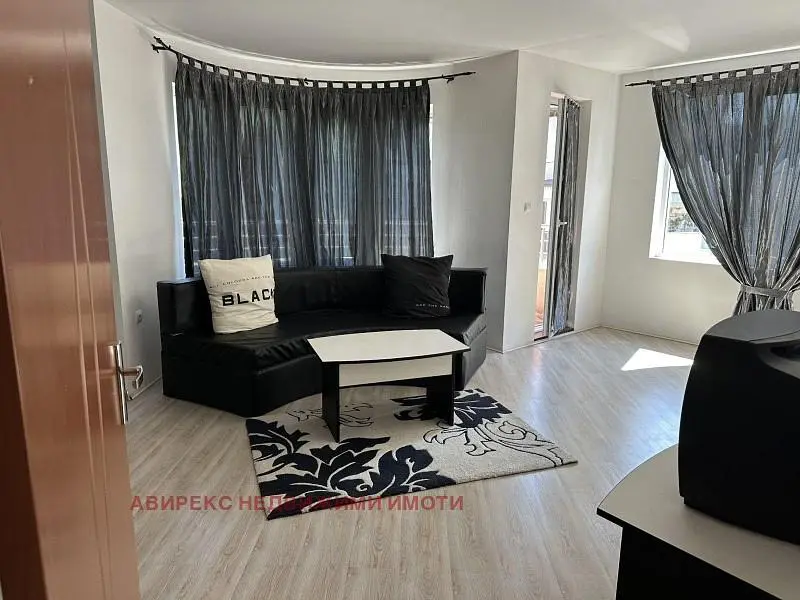 Dnevna soba; drveni pod, prirodno svjetlo, moderni stil, visoki plafoni