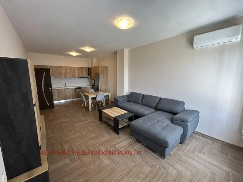 Dnevna soba; drveni pod, prirodno svjetlo, moderni stil, visoki plafoni