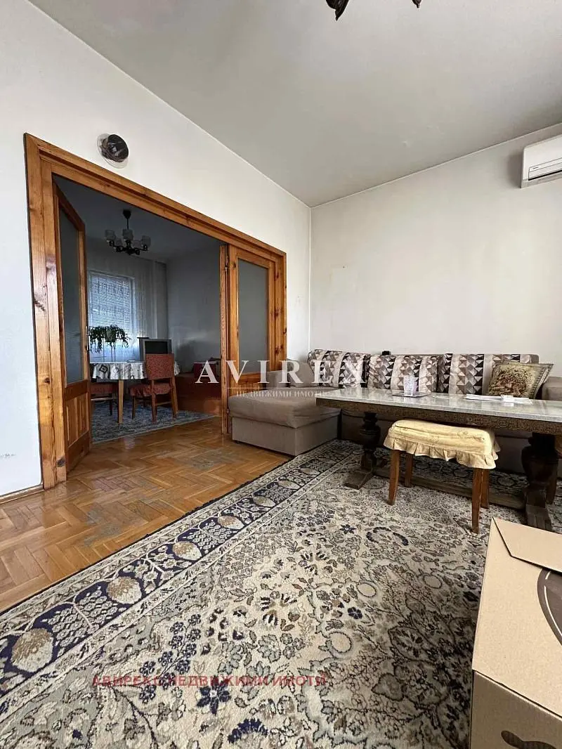 Living room; wood floor, natural light, modern style, high ceiling