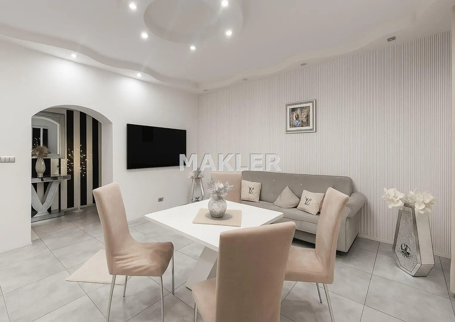 Keuken; keukenapparatuur, houten vloer, natuurlijk licht, moderne stijl, gerenoveerd