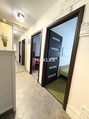 Wohnzimmer; holzboden, tageslicht, moderner stil, hohe decken