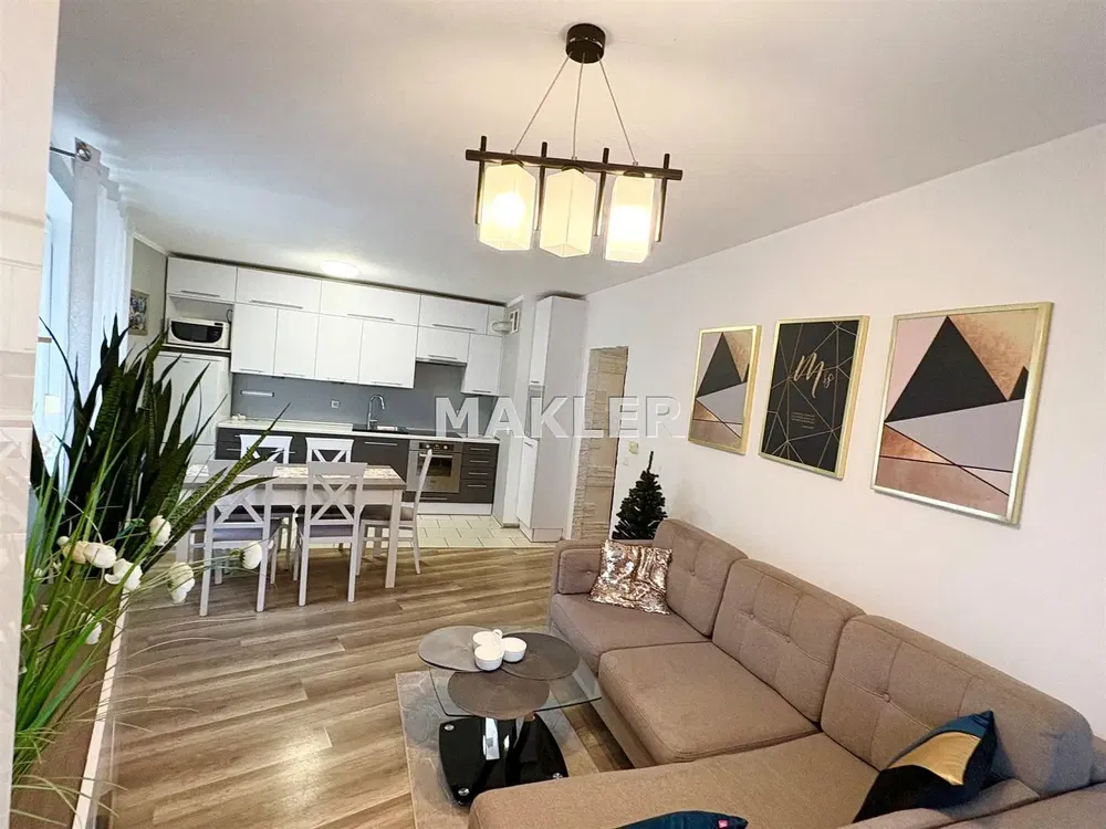 Küche; küchengeräte, fliesenboden, tageslicht, moderner stil, renoviert