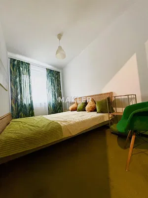 Wohnzimmer; holzboden, tageslicht, moderner stil, hohe decken