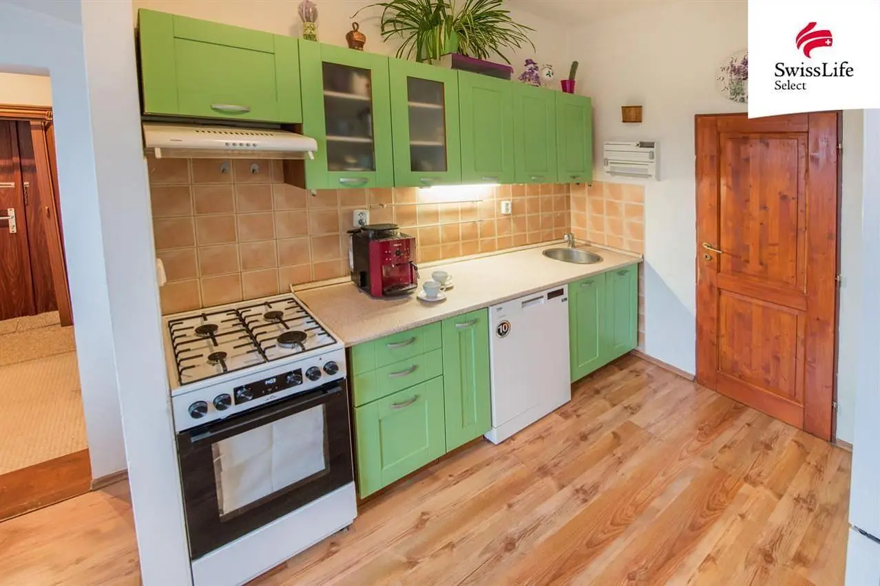 Sala de estar; chão de madeira, luz natural, estilo moderno, teto alto