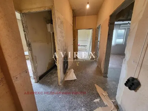 Kuhinja; kuhinjski aparati, drveni pod, prirodno svjetlo, moderni stil, renoviran