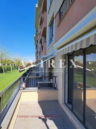 Dnevna soba; drveni pod, prirodno svjetlo, moderni stil, visoki plafoni