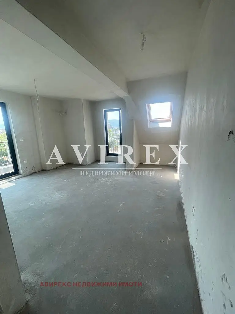 Dnevna soba; drveni pod, prirodno svjetlo, moderni stil, visoki plafoni