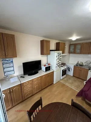 Wohnzimmer; holzboden, tageslicht, moderner stil, hohe decken