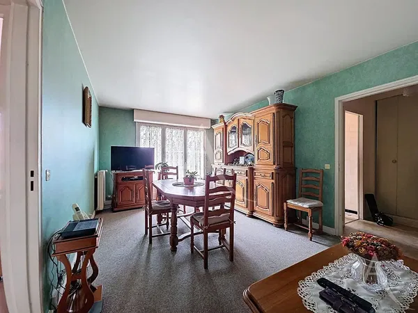 Salon; parquet, lumière naturelle, style moderne, hauteur sous plafond