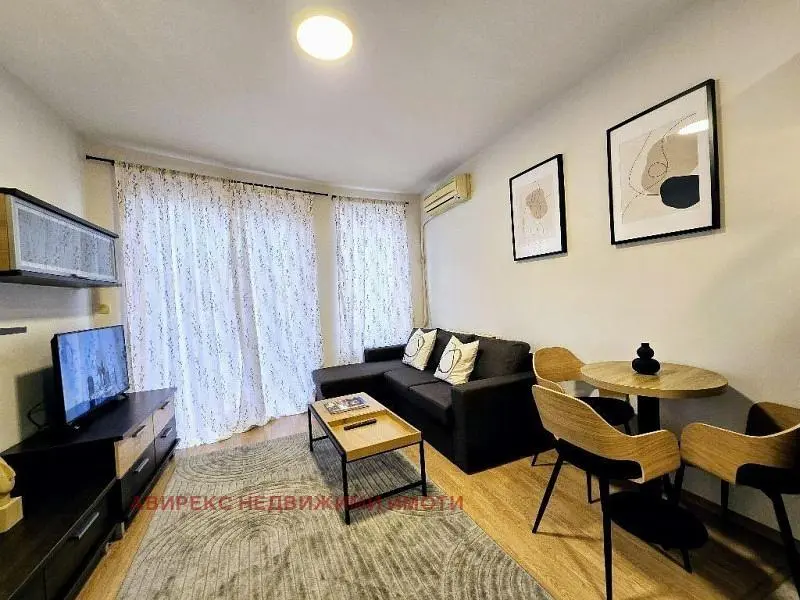 Living room; wood floor, natural light, modern style, high ceiling