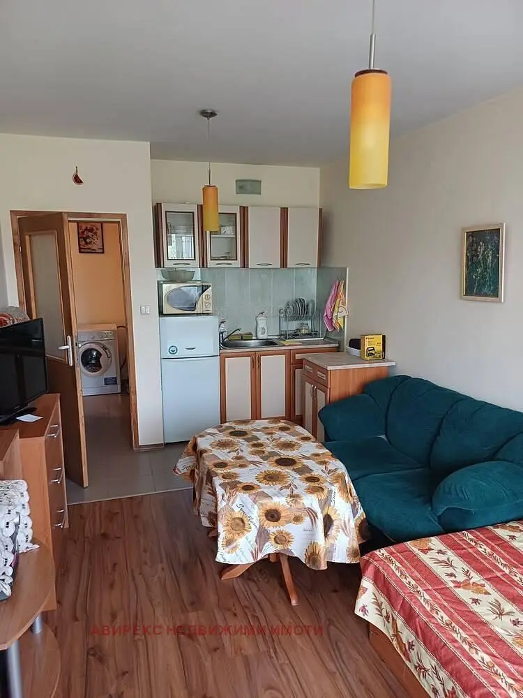 Living room; wood floor, natural light, modern style, high ceiling