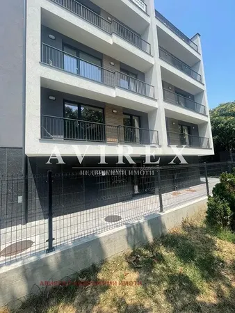 Kuhinja; kuhinjski aparati, drveni pod, prirodno svjetlo, moderni stil, renoviran