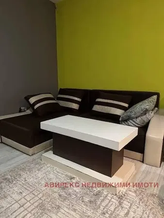 Dnevna soba; drveni pod, prirodno svjetlo, moderni stil, visoki plafoni