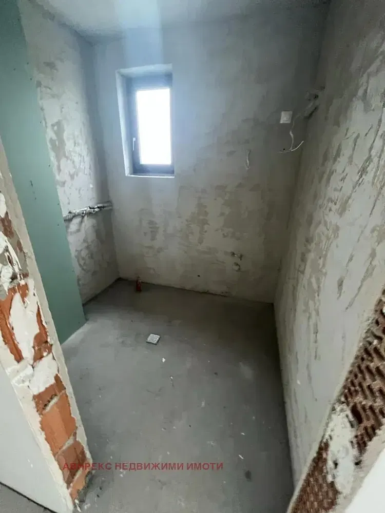 Dnevna soba; drveni pod, prirodno svjetlo, moderni stil, visoki plafoni