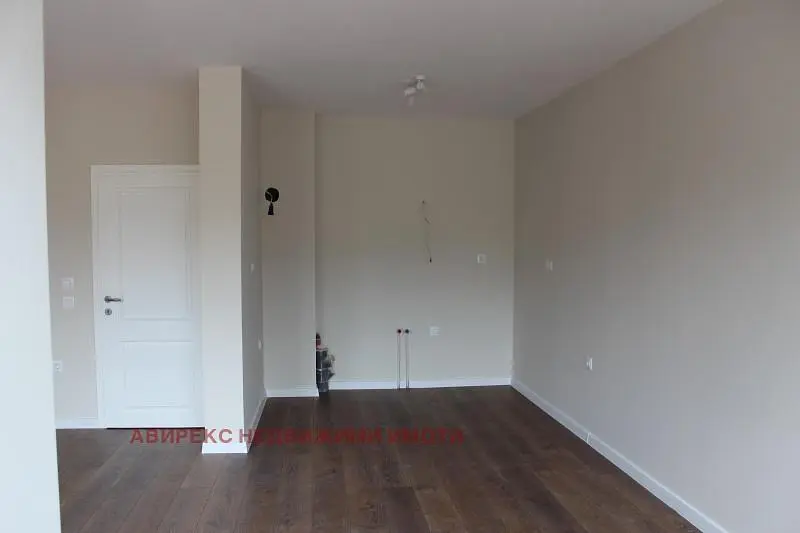 Dnevna soba; drveni pod, prirodno svjetlo, moderni stil, visoki plafoni