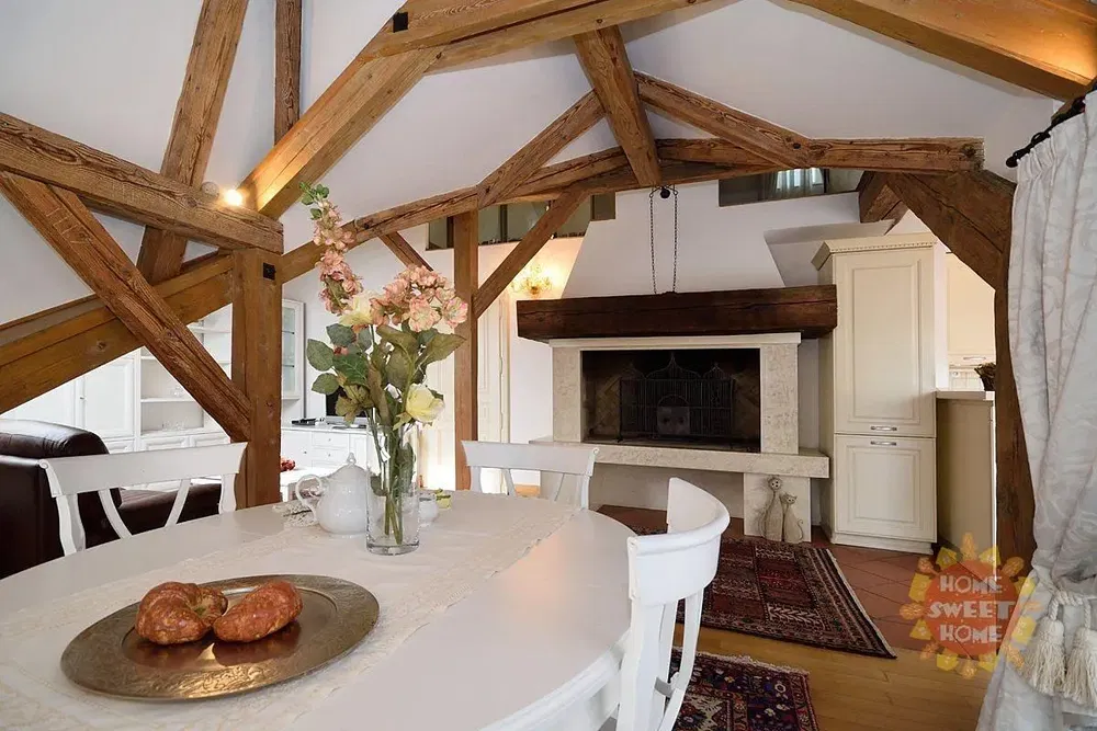 Soggiorno; pavimento in legno, luce naturale, stile moderno, soffitti alti