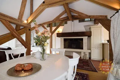 Soggiorno; pavimento in legno, luce naturale, stile moderno, soffitti alti