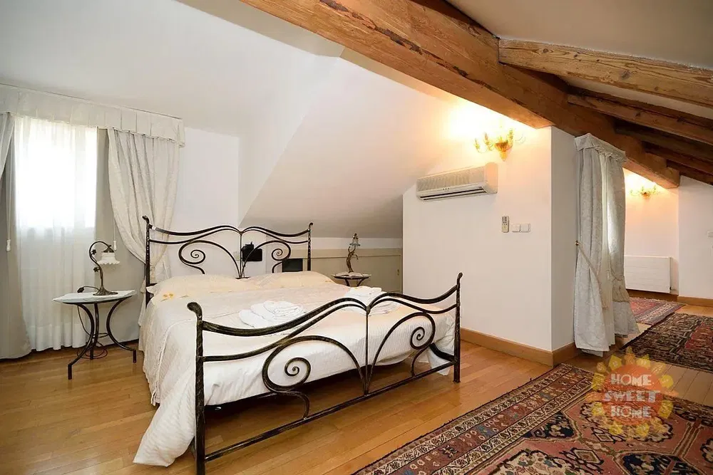 Soggiorno; pavimento in legno, luce naturale, stile moderno, soffitti alti