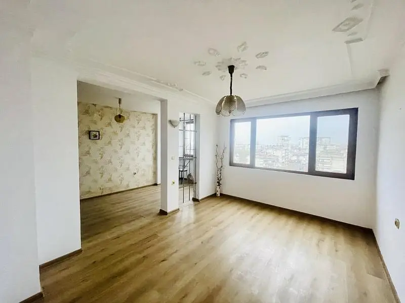 Salon; podłoga drewniana, światło dzienne, styl nowoczesny, wysokie sufity