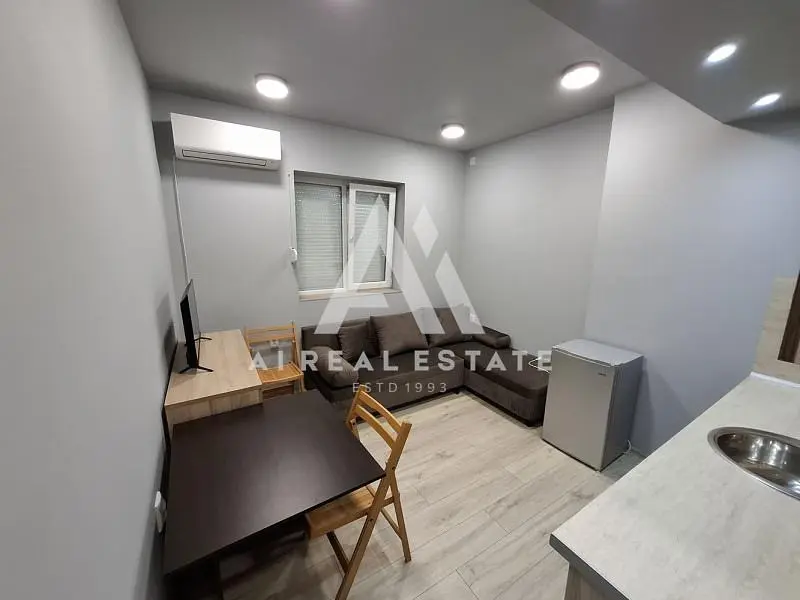 Κουζίνα; συσκευές κουζίνας, ξύλινο πάτωμα, φυσικό φως, μοντέρνο στυλ, ανακαινισμένο