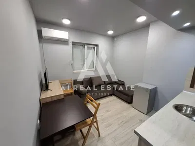 Κουζίνα; συσκευές κουζίνας, ξύλινο πάτωμα, φυσικό φως, μοντέρνο στυλ, ανακαινισμένο