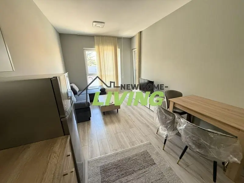 Κουζίνα; συσκευές κουζίνας, ξύλινο πάτωμα, φυσικό φως, μοντέρνο στυλ, ανακαινισμένο