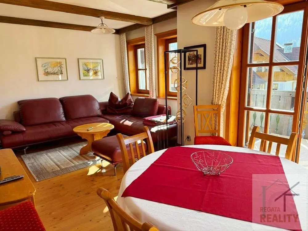 Σαλόνι; ξύλινο πάτωμα, φυσικό φως, μοντέρνο στυλ, ψηλά ταβάνια