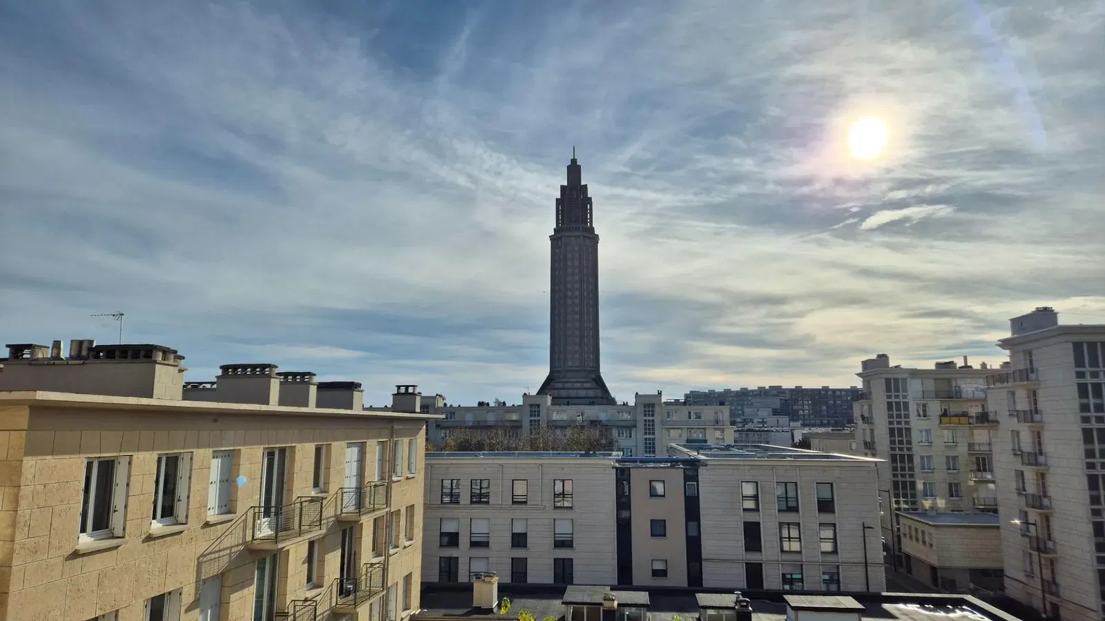 Kuhinja; kućanski aparati, pločice, prirodna svjetlost, moderan stil, renoviran