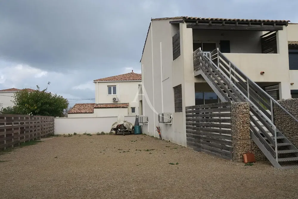 Wohnzimmer; holzboden, tageslicht, moderner stil, hohe decken