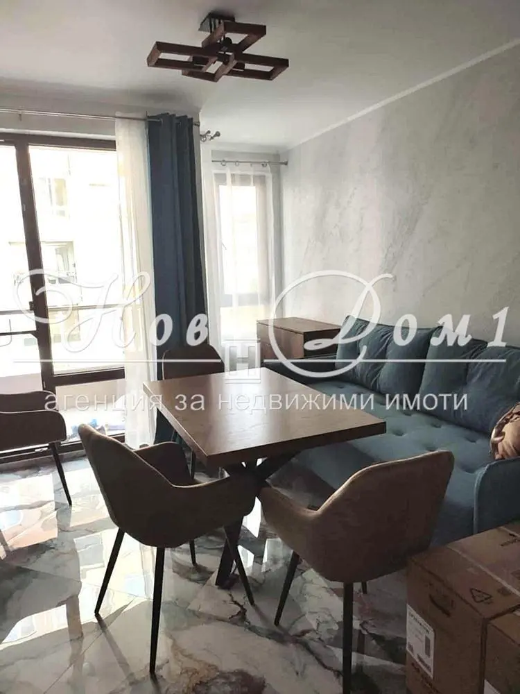 Σαλόνι; ξύλινο πάτωμα, φυσικό φως, μοντέρνο στυλ, ψηλά ταβάνια