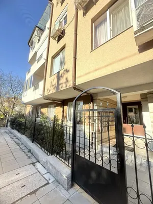 Σαλόνι; ξύλινο πάτωμα, φυσικό φως, μοντέρνο στυλ, ψηλά ταβάνια