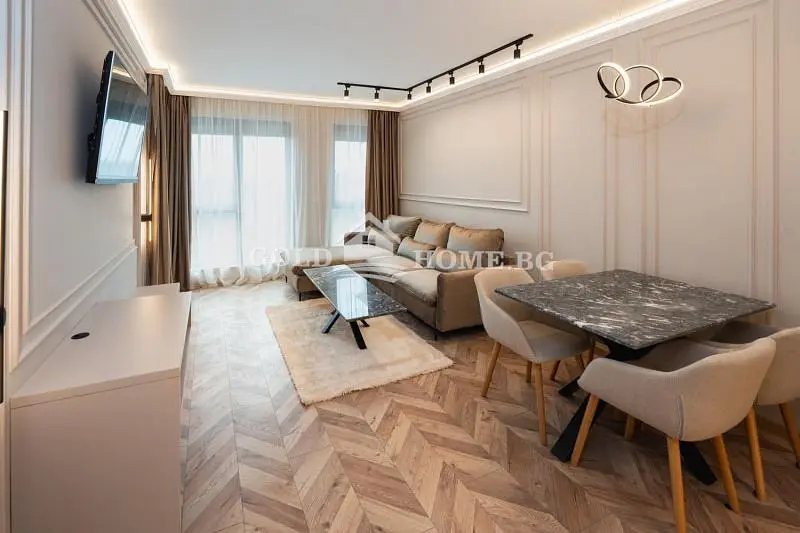 Obývací pokoj; dřevěná podlaha, přirozené světlo, moderní styl, vysoké stropy