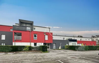 Salon; parquet, lumière naturelle, style moderne, hauteur sous plafond