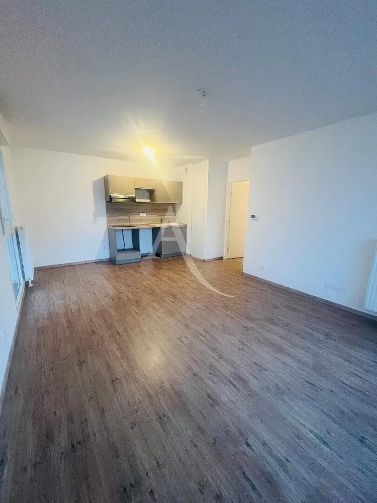 Wohnzimmer; holzboden, tageslicht, moderner stil, hohe decken