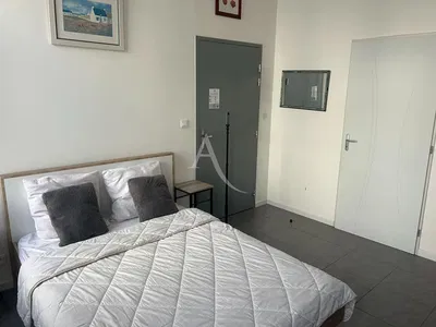 Wohnzimmer; holzboden, tageslicht, moderner stil, hohe decken