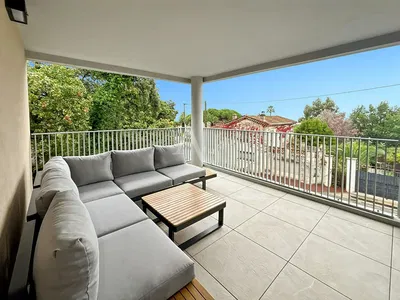 Oturma odası; ahşap zemin, doğal ışık, modern stil, yüksek tavan