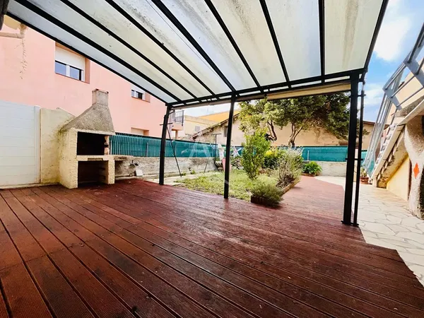 Wohnzimmer; holzboden, tageslicht, moderner stil, hohe decken