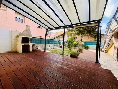 Wohnzimmer; holzboden, tageslicht, moderner stil, hohe decken