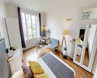 Living room; wood floor, natural light, modern style, high ceiling