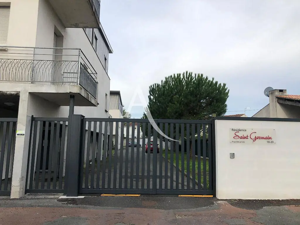 Salon; podłoga drewniana, światło dzienne, styl nowoczesny, wysokie sufity