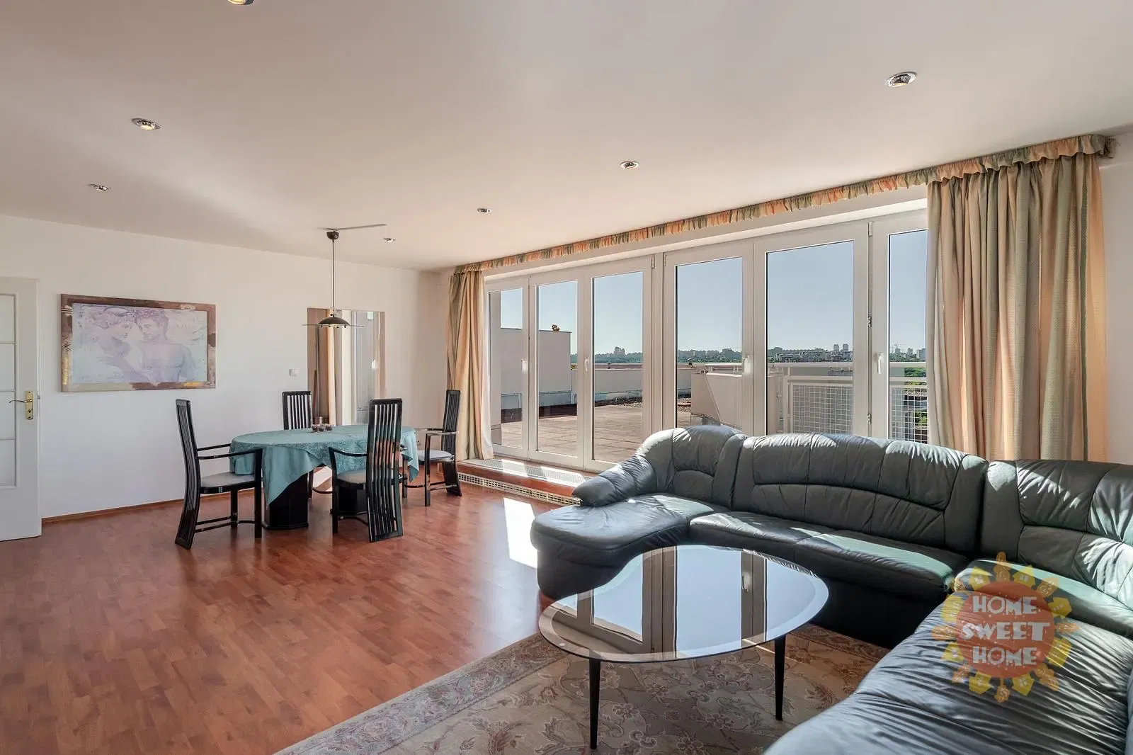 Living room; wood floor, natural light, modern style, high ceiling