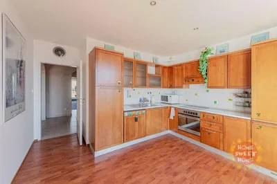 Living room; wood floor, natural light, modern style, high ceiling