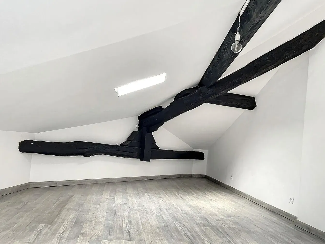 Salón; suelo de madera, luz natural, estilo moderno, techos altos