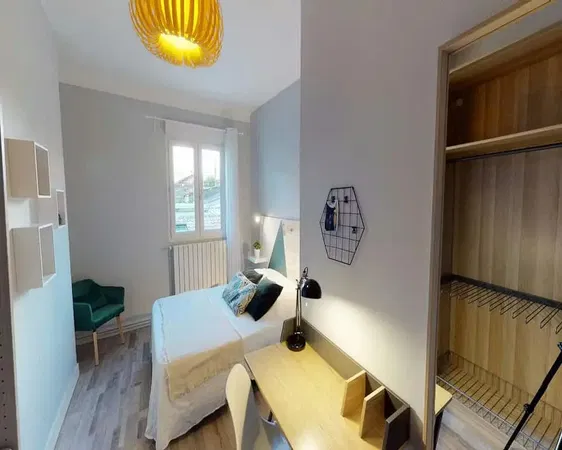 Soggiorno; pavimento in legno, luce naturale, stile moderno, soffitti alti