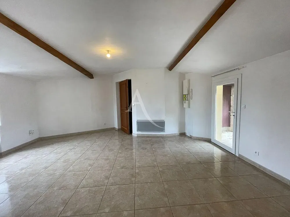 Salon; podłoga drewniana, światło dzienne, styl nowoczesny, wysokie sufity