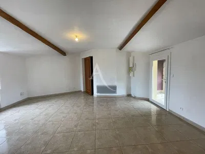 Wohnzimmer; holzboden, tageslicht, moderner stil, hohe decken