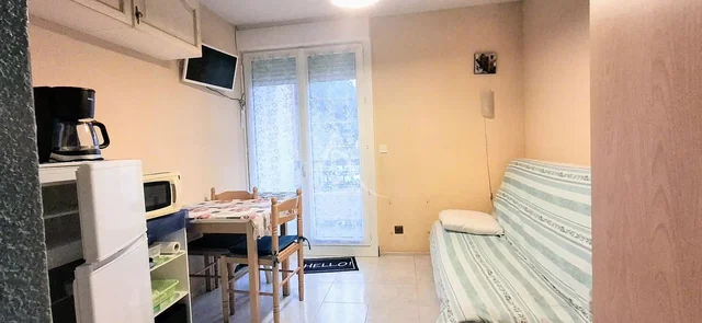 Obývací pokoj; dřevěná podlaha, přirozené světlo, moderní styl, vysoké stropy